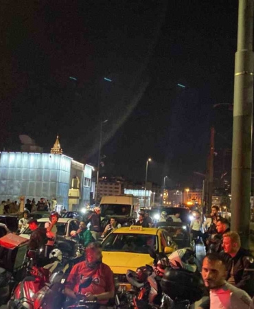 Galata Köprüsü’nde park halindeki araçlara vuran hafif ticari araç yan yattı: 2 yaralı