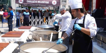 Geleneksel aşure ikramı binlerce kişiyi buluşturdu