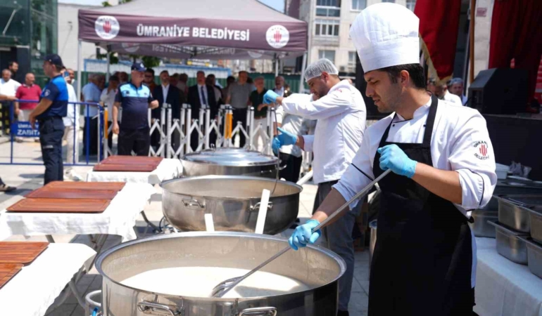 Geleneksel aşure ikramı binlerce kişiyi buluşturdu