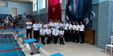 Gemlik’te minik yüzücüler birincilik için yarıştı