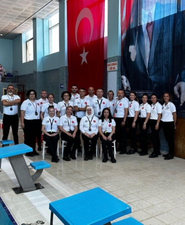 Gemlik’te minik yüzücüler birincilik için yarıştı