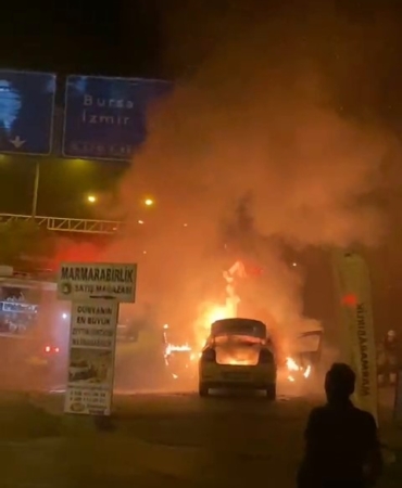 Gemlik’te ticari taksi alevlere teslim oldu