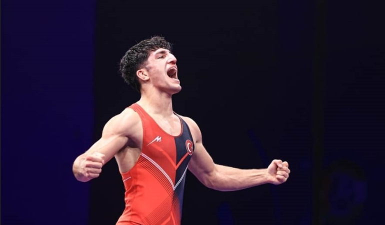 Genç güreşçi Sırbistan’da fırtına olup esti