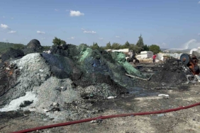 Geri dönüşüm deposunda çıkan yangın yarım saatte söndürüldü