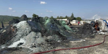 Geri dönüşüm deposunda çıkan yangın yarım saatte söndürüldü