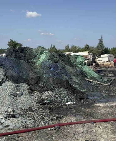 Geri dönüşüm deposunda çıkan yangın yarım saatte söndürüldü