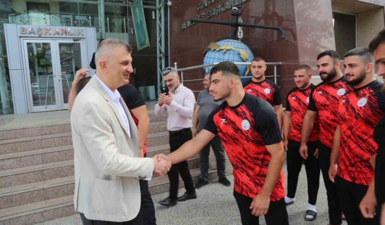 Gölcüklü pehlivanlar Kırkpınar’a uğurlandı