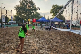 Gölcük’te plaj voleybolu turnuvası başladı