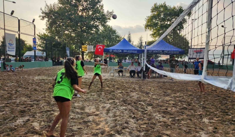 Gölcük’te plaj voleybolu turnuvası başladı