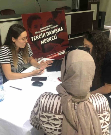Gölcük’te üniversite tercih merkezi hizmete başladı