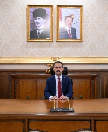 Göreve başladığı ilk günde adına sahte hesaplar açıldı