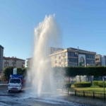 Güngören’de asfalt yenilemesi sırasında su borusu patladı: Fışkıran su metrelerce yükseldi