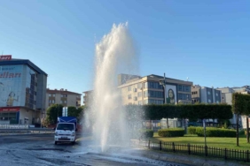 Güngören’de asfalt yenilemesi sırasında su borusu patladı: Fışkıran su metrelerce yükseldi