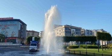 Güngören’de asfalt yenilemesi sırasında su borusu patladı: Fışkıran su metrelerce yükseldi