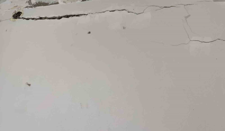 Güngören’de duvarlarında derin yarıklar oluşan bina tahliye edildi