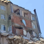 Güngören’de yıkım nedeniyle 2 bina hasar gördü