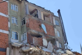 Güngören’de yıkım nedeniyle 2 bina hasar gördü