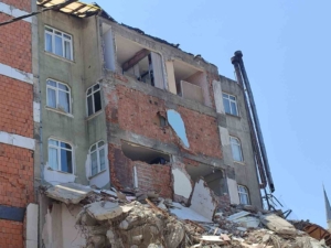 Güngören’de yıkım nedeniyle 2 bina hasar gördü