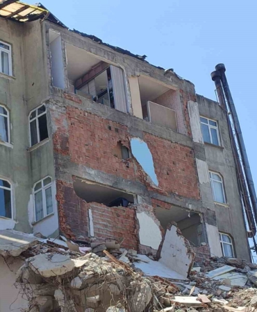 Güngören’de yıkım nedeniyle 2 bina hasar gördü