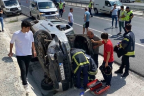 Hafif ticari araç yan yattı: 2 yaralı