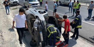 Hafif ticari araç yan yattı: 2 yaralı