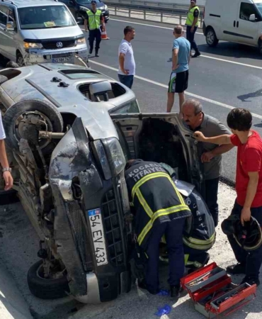 Hafif ticari araç yan yattı: 2 yaralı