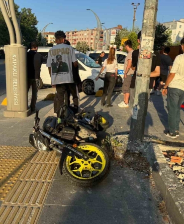 Hafif ticari araçla motosiklet çarpıştı: 1 yaralı