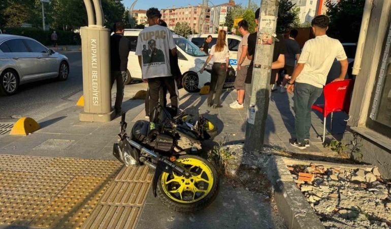 Hafif ticari araçla motosiklet çarpıştı: 1 yaralı