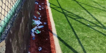 Halı saha içerisine bırakılan çöpler temizlendi