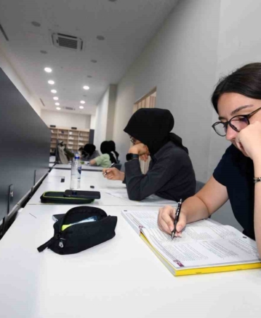 Hasan Ali Yücel Dünya Klasikleri Kütüphanesi’ni gençler çok sevdi