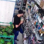 Havaların ısınması hırsızları da etkileri, deodorant seçip çalan şahıs kamerada