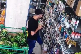 Havaların ısınması hırsızları da etkileri, deodorant seçip çalan şahıs kamerada