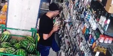 Havaların ısınması hırsızları da etkileri, deodorant seçip çalan şahıs kamerada