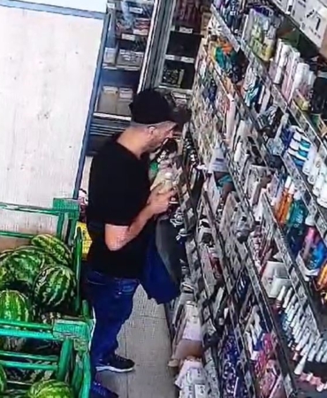 Havaların ısınması hırsızları da etkileri, deodorant seçip çalan şahıs kamerada