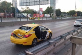 Hızını alamayan motosikletli taksiye arkadan çarptı: 2 yaralı