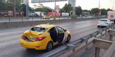 Hızını alamayan motosikletli taksiye arkadan çarptı: 2 yaralı