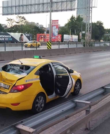 Hızını alamayan motosikletli taksiye arkadan çarptı: 2 yaralı