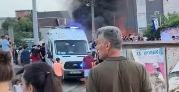 Hurdalıkta çıkan yangın gökyüzünü siyah dumanla kapladı