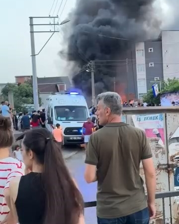Hurdalıkta çıkan yangın gökyüzünü siyah dumanla kapladı