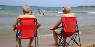 Huzurevi sakinleri serin sularla buluşturuldu