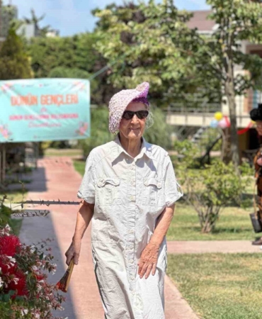 Huzurevindeki yaşlılar ‘Cumhuriyet Dönemi Şapkaları Defilesi’nde boy gösterdi