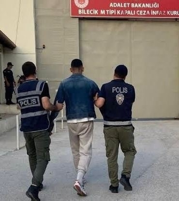 İki ayrı suçtan aranan suç makinesi kıskıvrak yakalandı