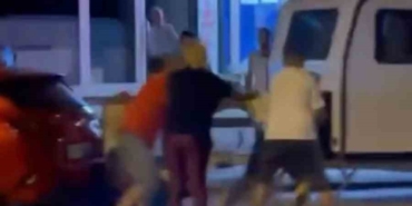 İki grup arası çıkan kavgada sokak ringe döndü