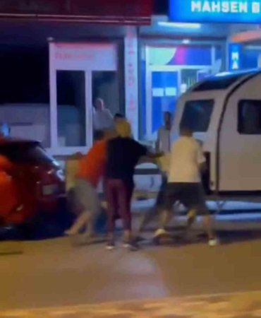 İki grup arası çıkan kavgada sokak ringe döndü