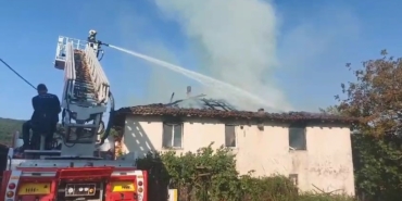 İki katlı evde yangın paniği: 1 kişi dumandan etkilendi