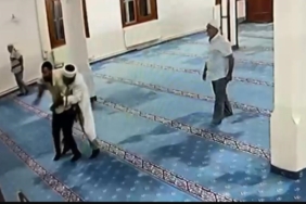 İmam camide kendine bıçakla zarar vermeye çalışan şahsa engel oldu