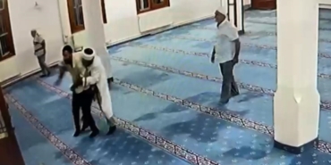 İmam camide kendine bıçakla zarar vermeye çalışan şahsa engel oldu