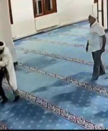 İmam camide kendine bıçakla zarar vermeye çalışan şahsa engel oldu