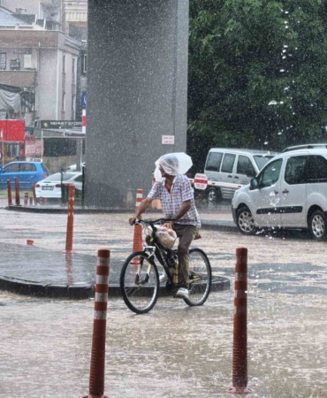 İnegöl’de sağanak hayatı felç etti