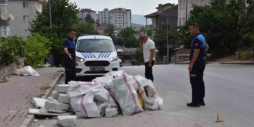 İnşaat atıklarını cadde kenarına bırakan şahsa cezai işlem uygulandı
